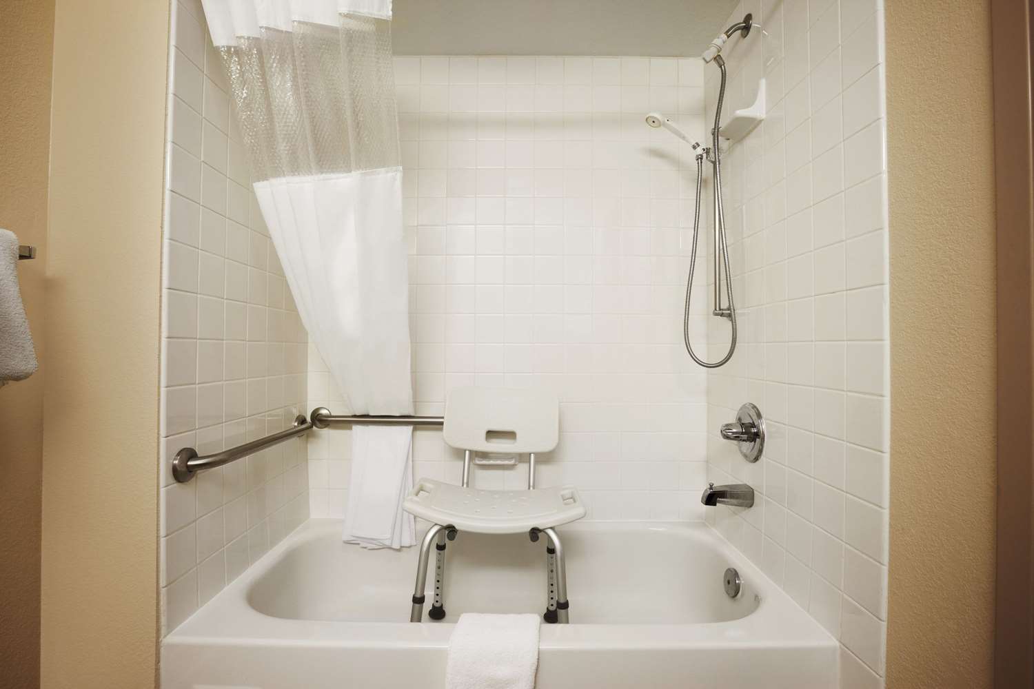 Days Inn & Suites By Wyndham Cedar Rapids 26/27