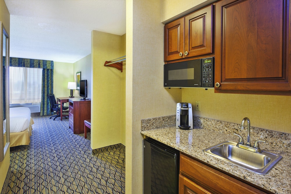 Holiday Inn Express & Suites Belleville (Airport Area) 48/50