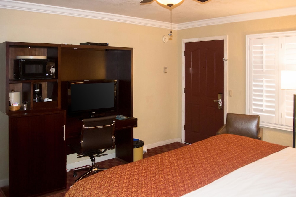 Clarion Collection Hotel Pacific Grove - Monterey 16/30