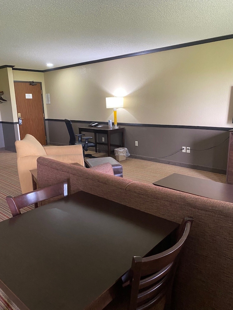 Super 8 by Wyndham New Hampton 18/32
