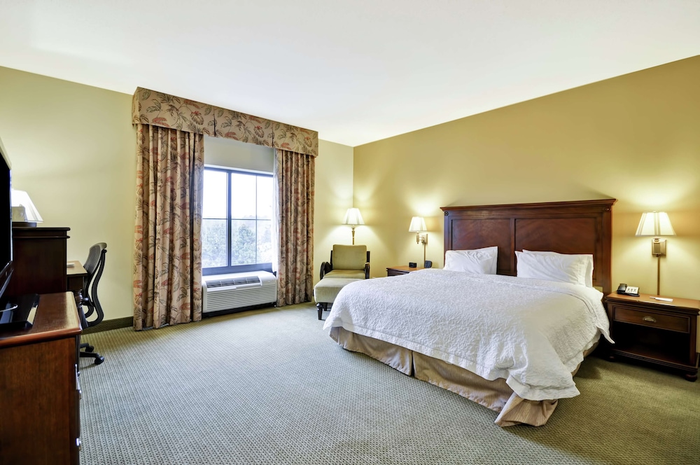 Hampton Inn & Suites North Charleston-University Blvd 18/55