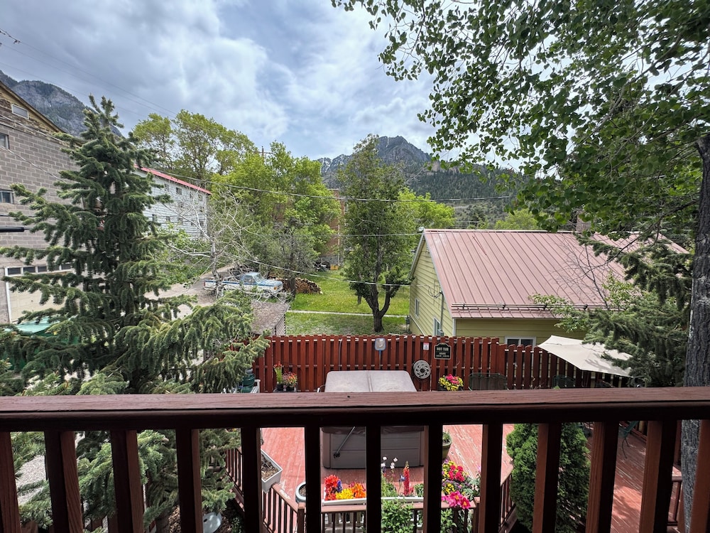 China Clipper Inn 34/36