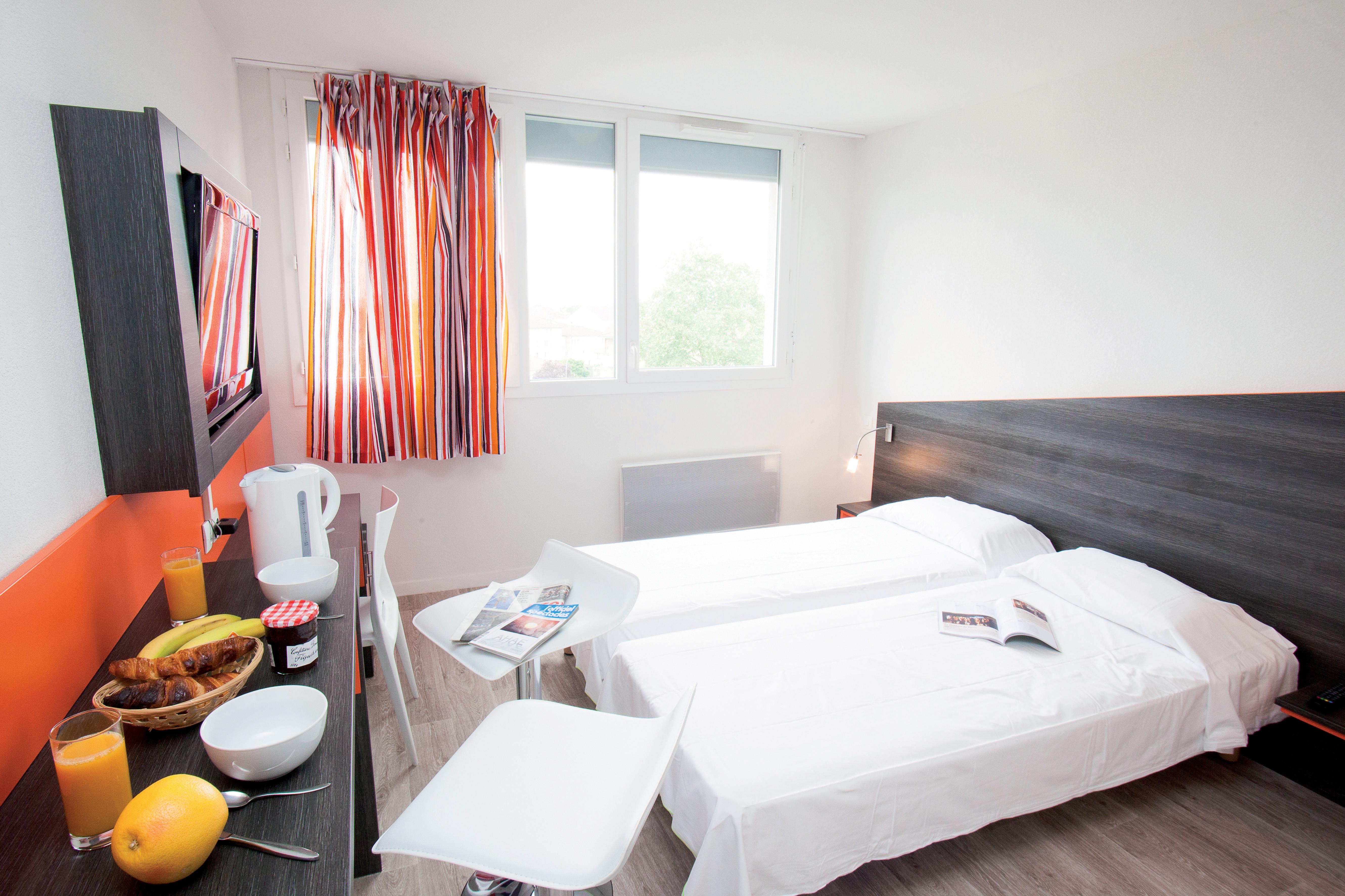 STUDIO, TWIN BEDS