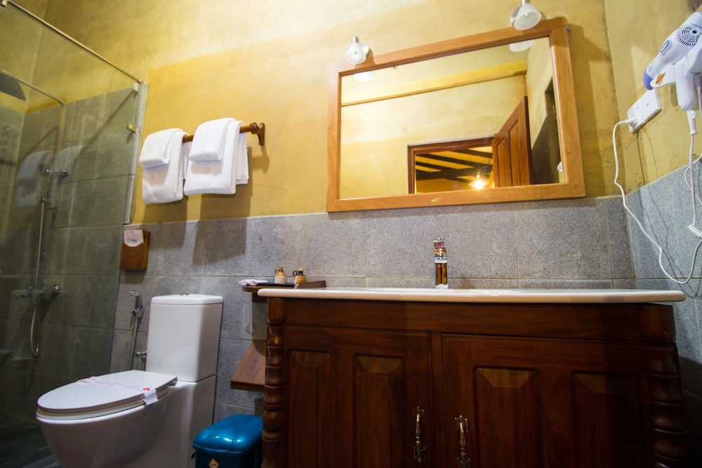 Lake Serenity Boutique Hotel 43/45