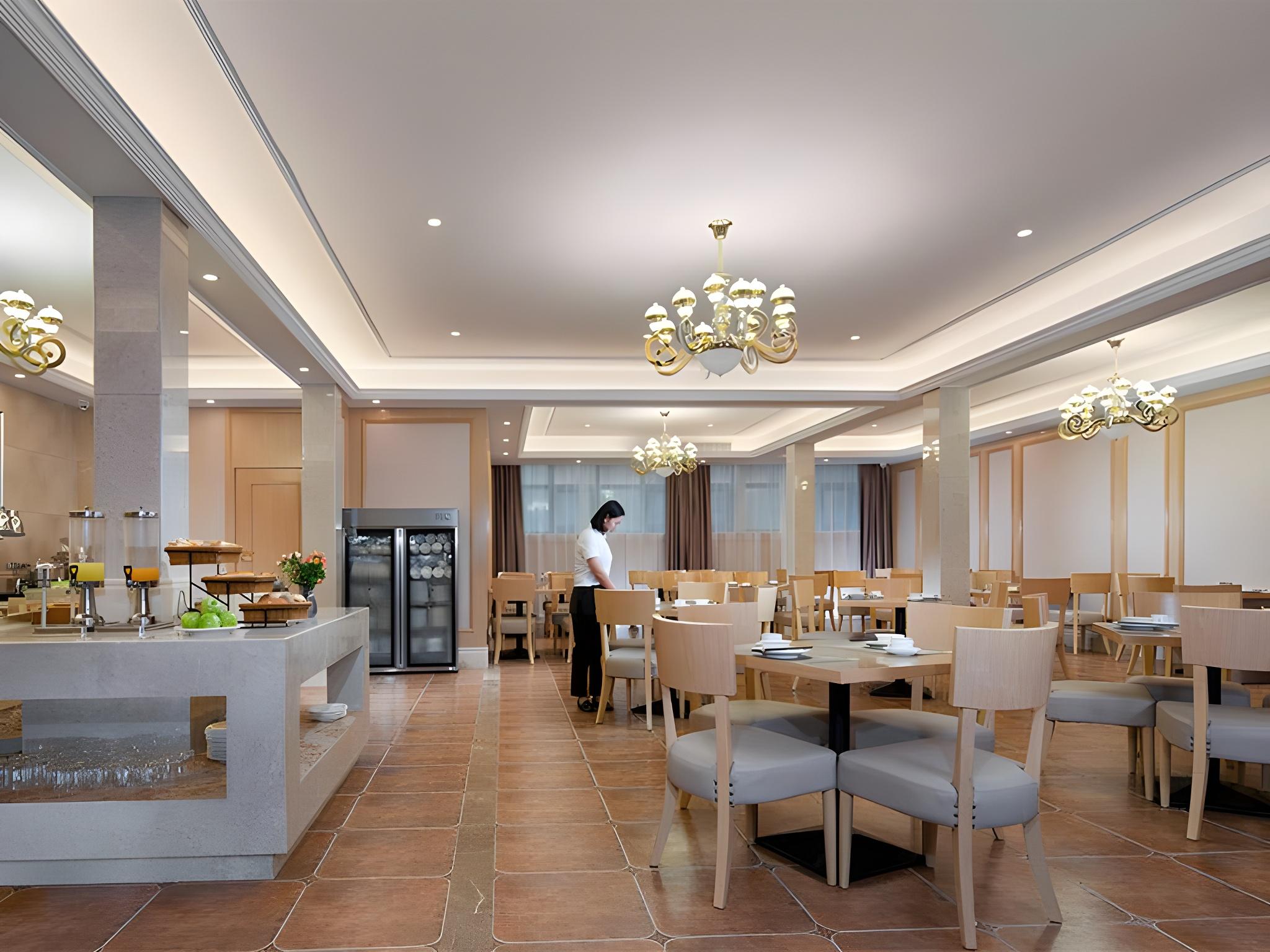 Vienna International Hotel (Chongqing Nanping Pedestrian Street) 43/53