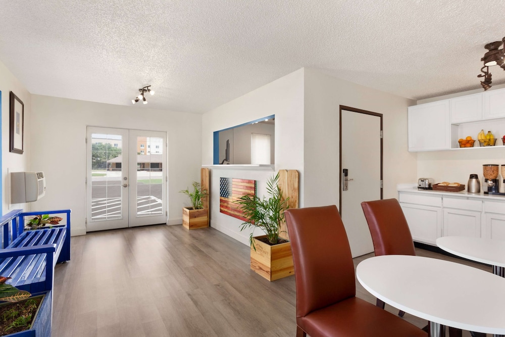 Baymont by Wyndham Hutchinson 34/51