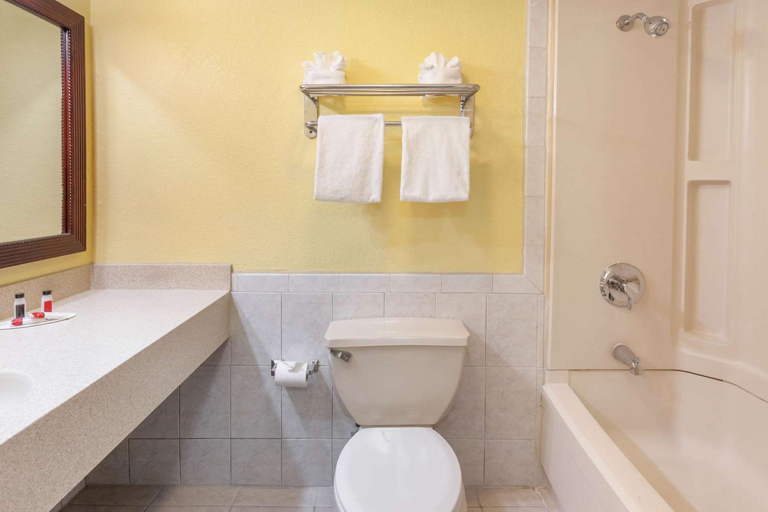 Days Inn by Wyndham Nanuet / Spring Valley 16/17