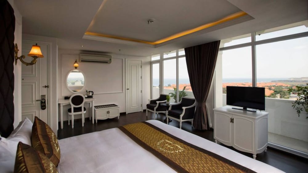 SEA PHOENIX HOTEL 31/76