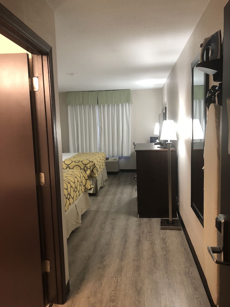 Baymont by Wyndham Phoenix I-10 near 51st Ave 26/55