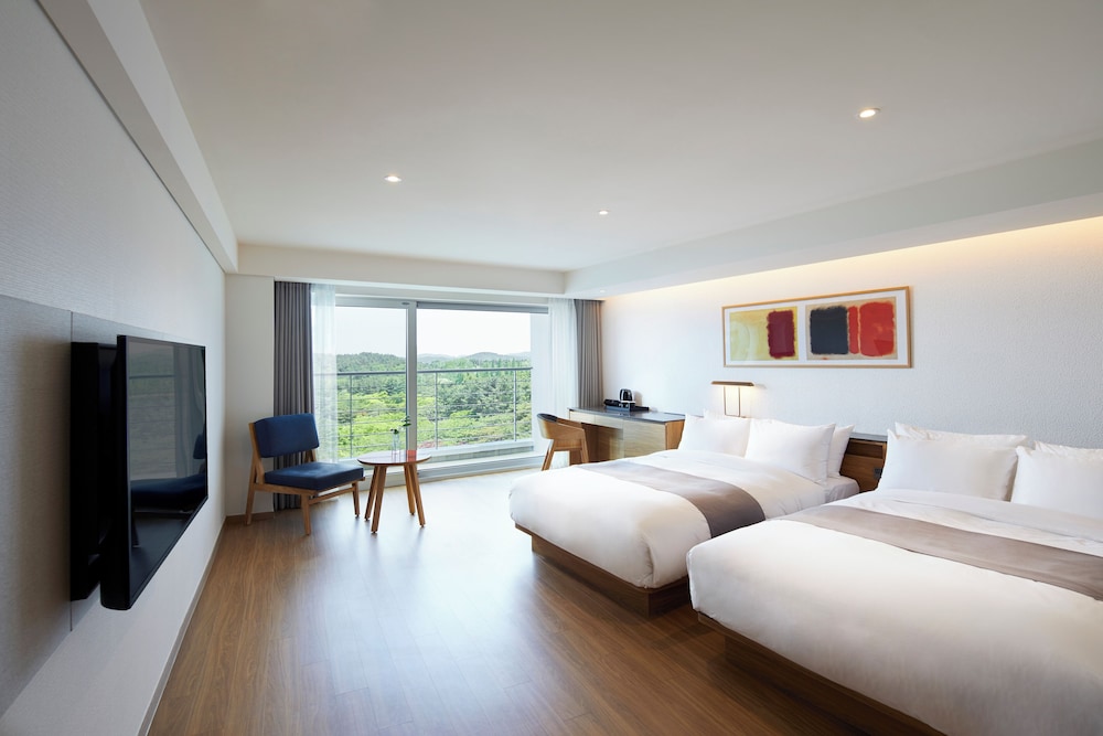 FAMILY, TWIN BEDS, MOUNTAIN VIEW