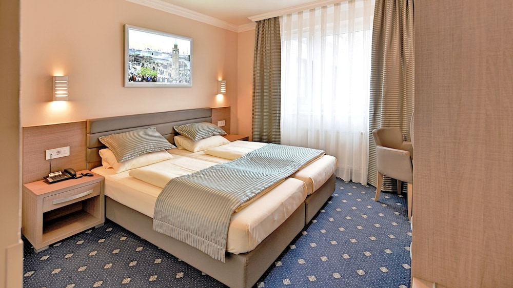 STANDARD, TWIN BEDS, COURTYARD VIEW