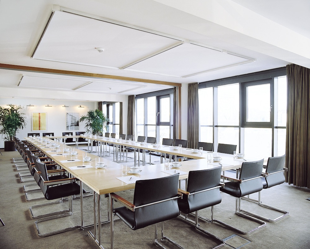 Lindner Hotel Frankfurt Main Plaza, Part of Jdv by Hyatt 57/67