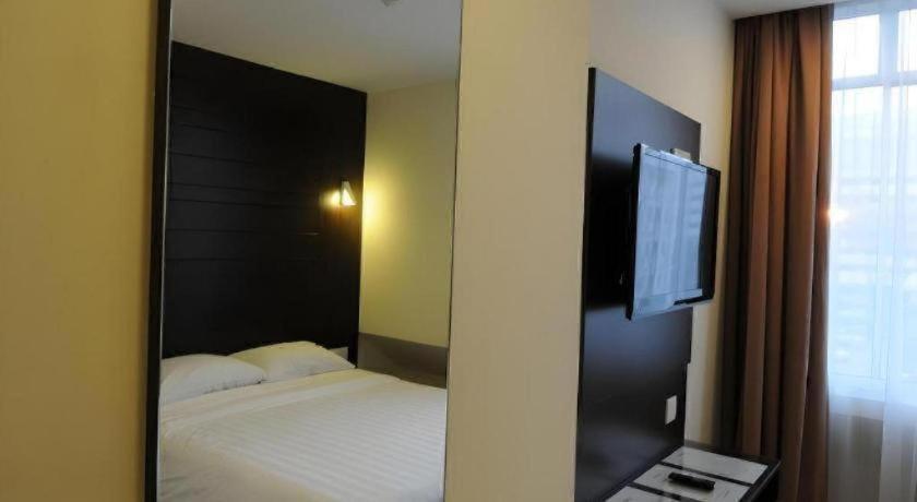Cathay Hotel 33/50