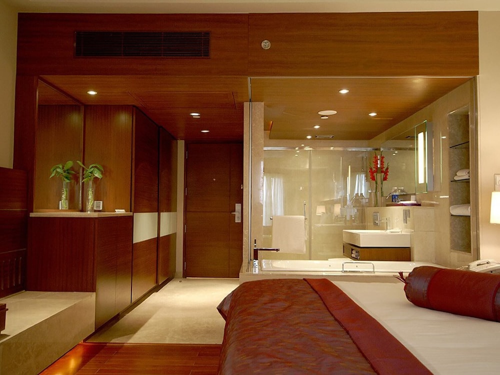 The Lalit New Delhi 10/63