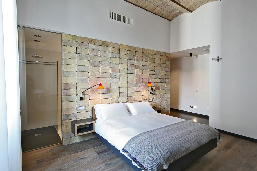 1880 Atypical Rooms 13/33