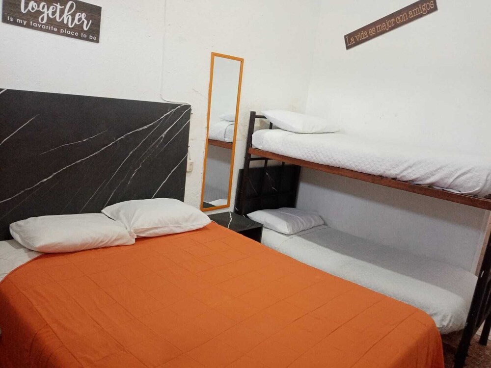 Feathers Hotel And Lounge - Hostel 16/60