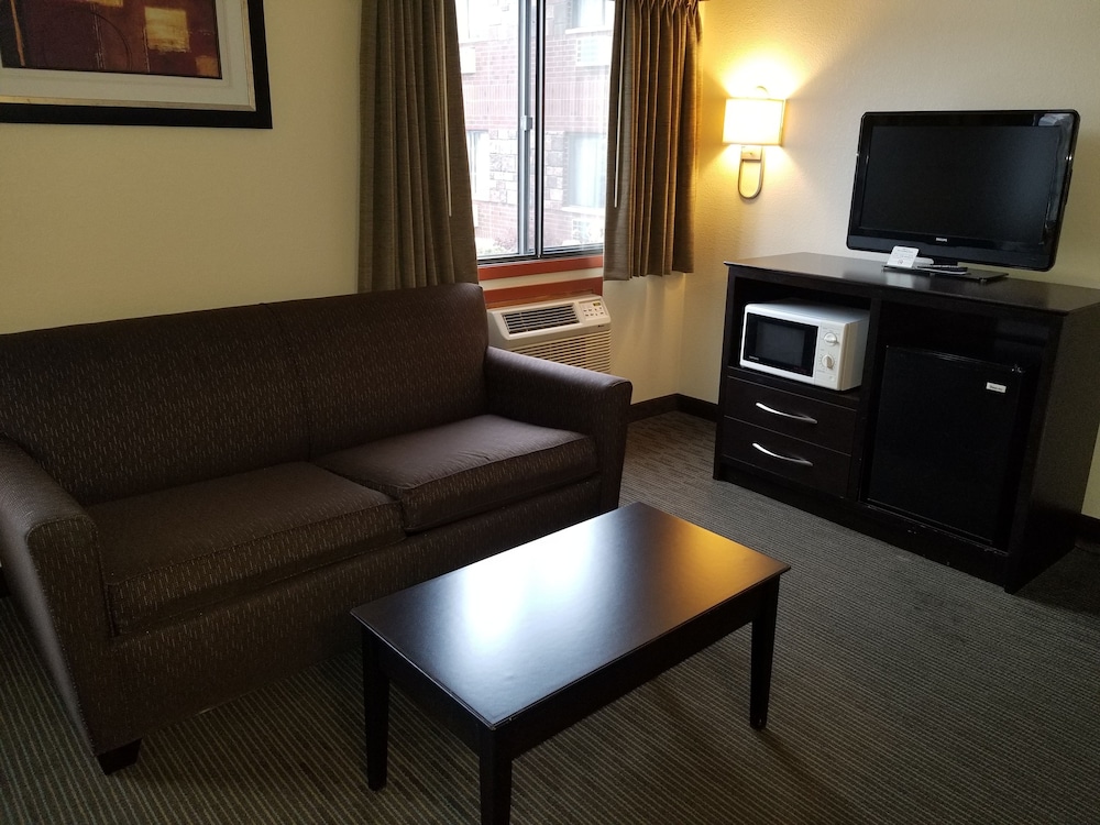Baymont by Wyndham Eau Claire WI 17/27