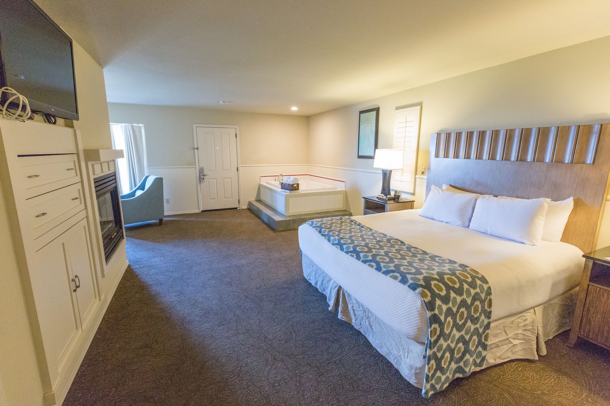 غرفة ديلوكس بسرير كينج بإطلالة جزئية على البحر بحوض جاكوزي، Cambria Landing Inn & Suites 2/10