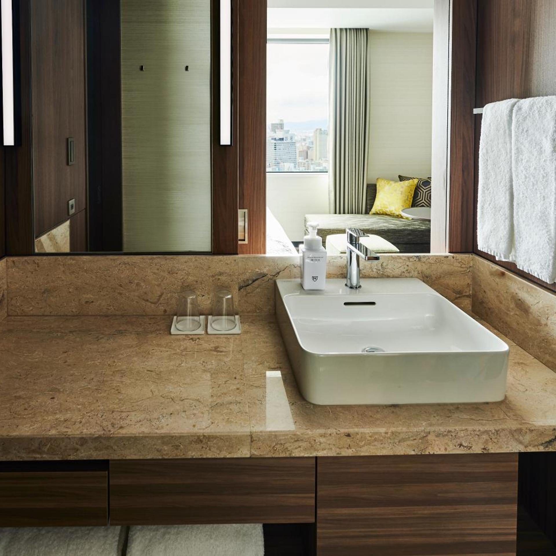 غرفة تنفيذية بسرير كينج مع دخول الصالة، The Royal Park Hotel Iconic Osaka Midosuji 7/8