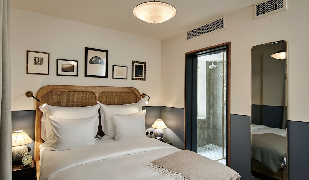 ROOM, DOUBLE BED