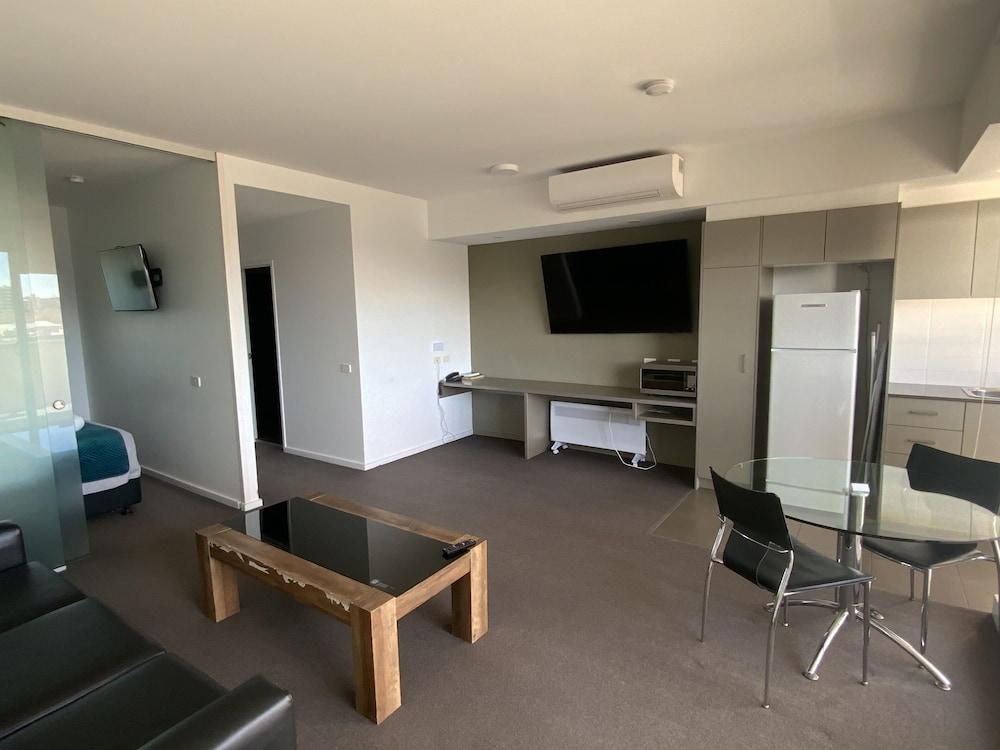 B7 Honeysuckle Executive Apartments 22/33