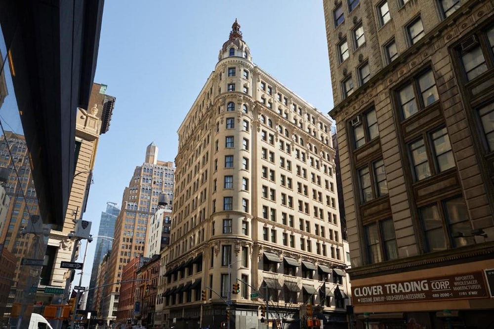 THE NOMAD HOTEL 18/33