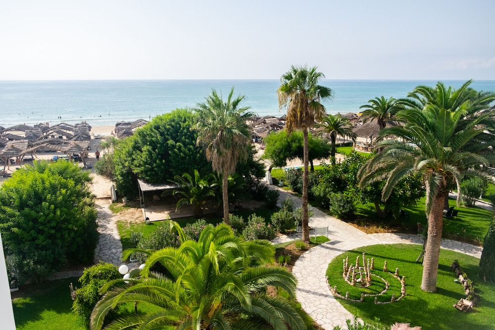 THE ORANGERS BEACH RESORT AND BUNGALOWS 33/43