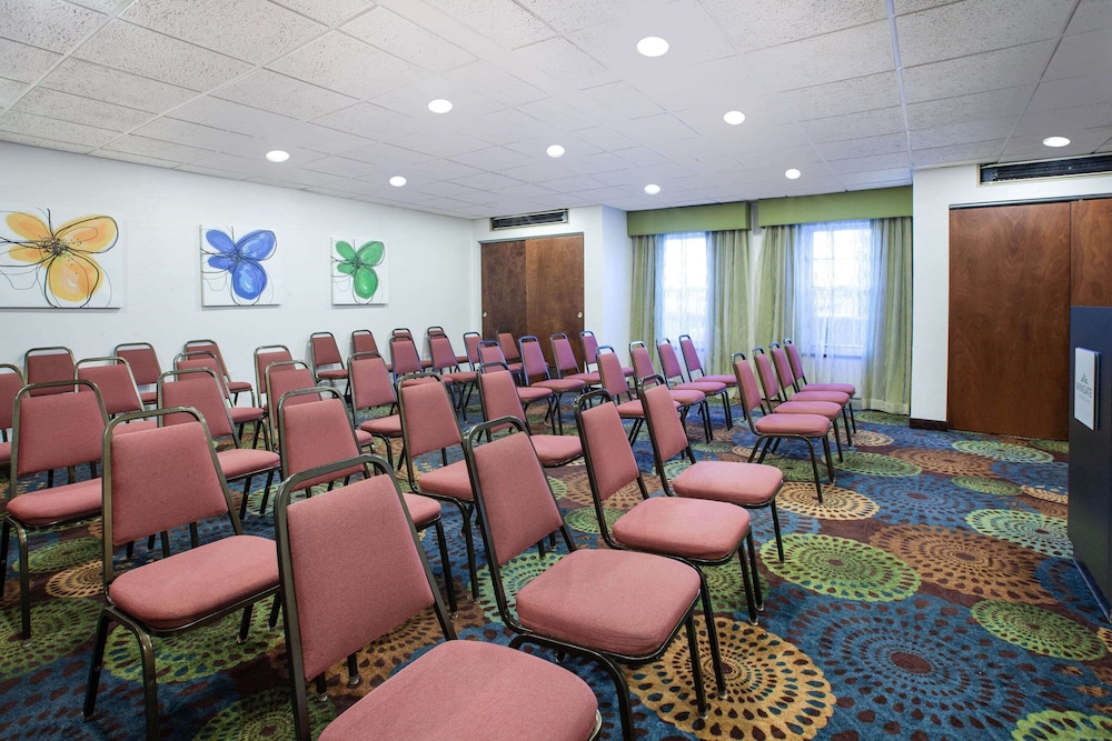 Wingate By Wyndham Roseville Detroit 15/17