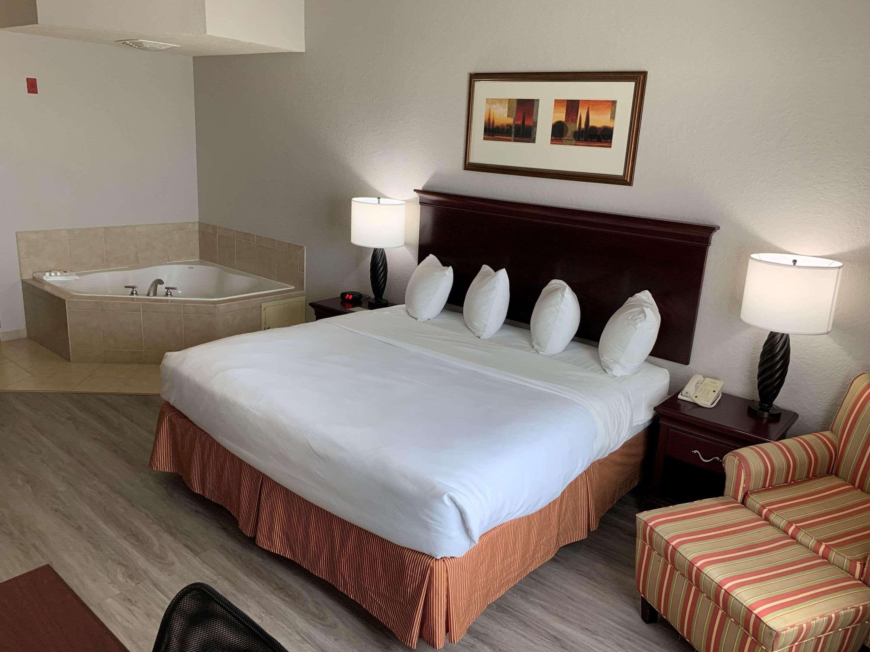 SUITE, KING BED