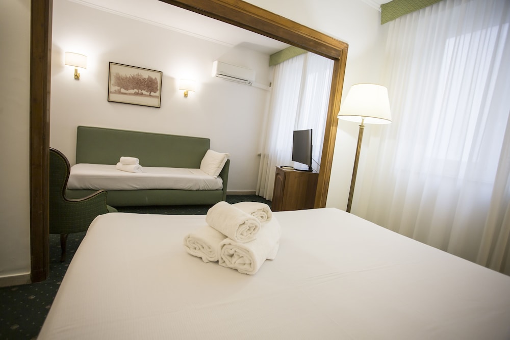 Napoleon Hotel 20/64