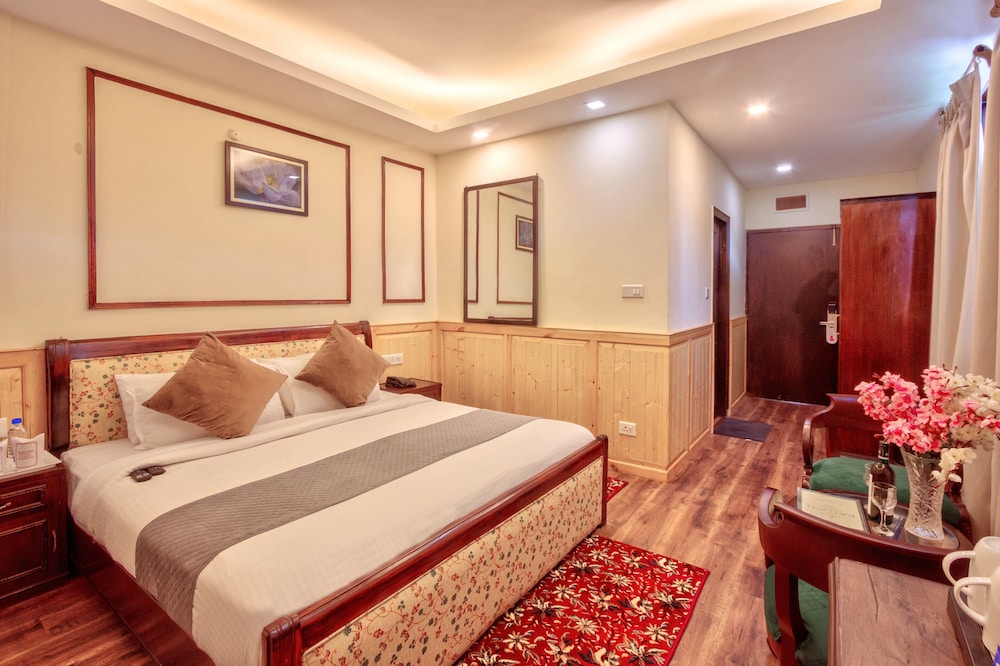 ROOM, DOUBLE BED