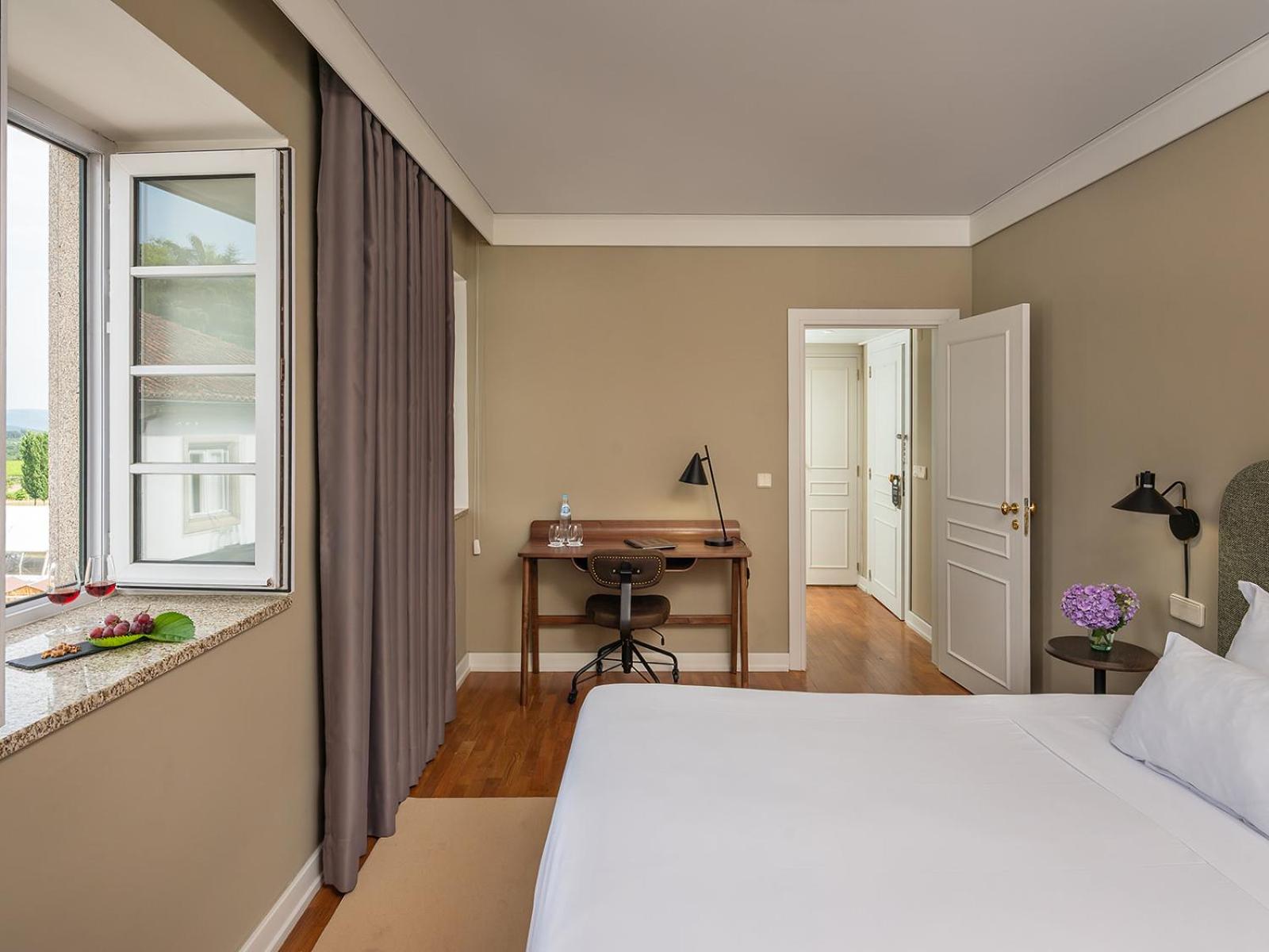 غرفة بسرير مزدوج