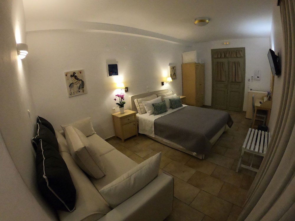 غرفة عائلية بسريرين مزدوجين بغرفتي نوم مع أريكة، Mathios Village 8/10