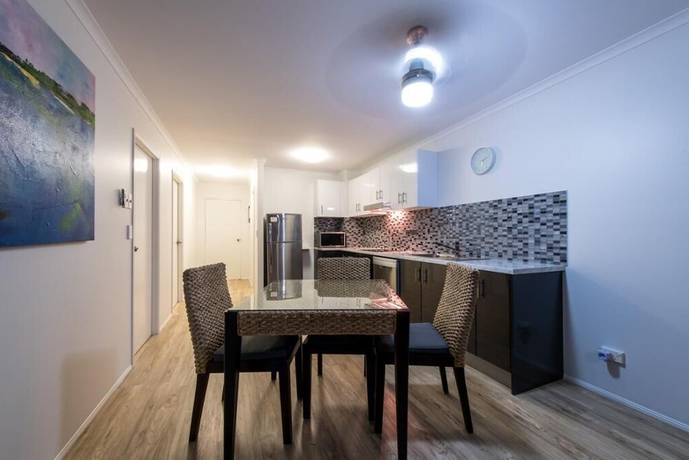 Airlie Apartments 66/78