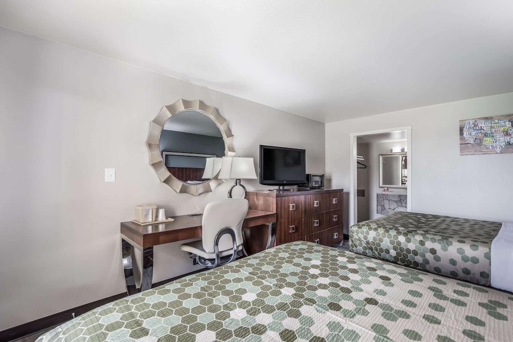 Econo Lodge Neenah 17/43