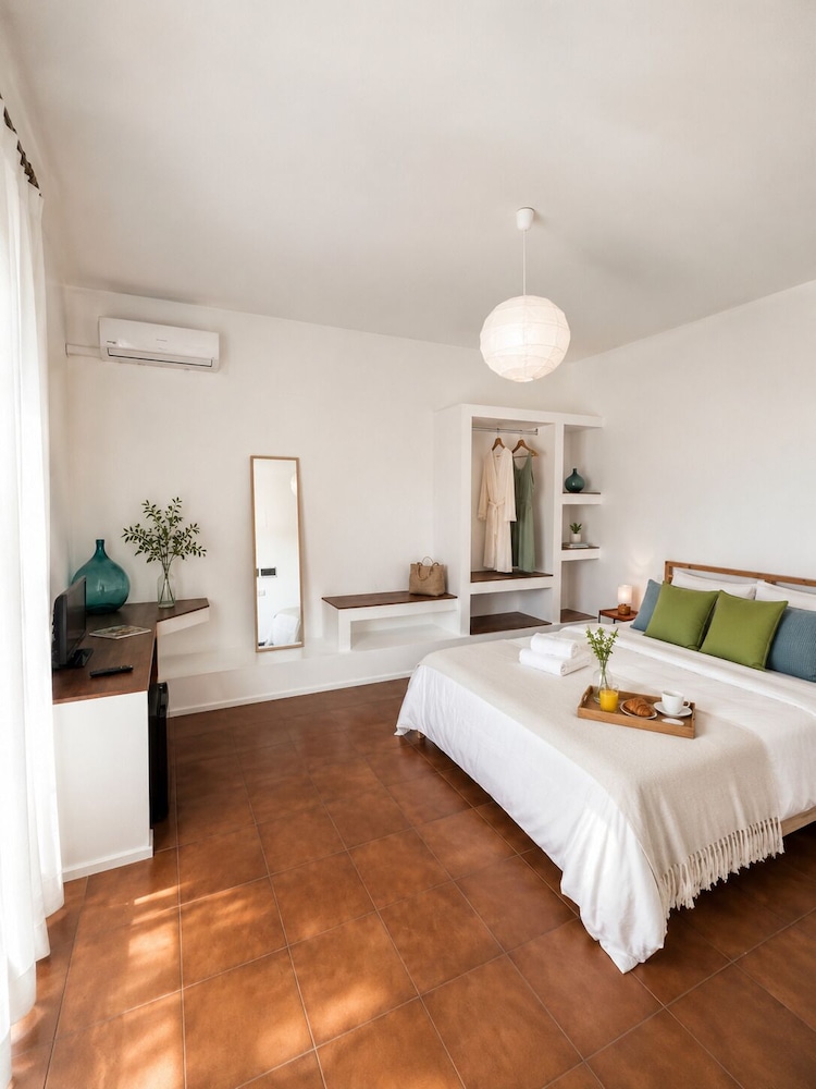 Tower, Classic, Queen Bed, Private Bathroom