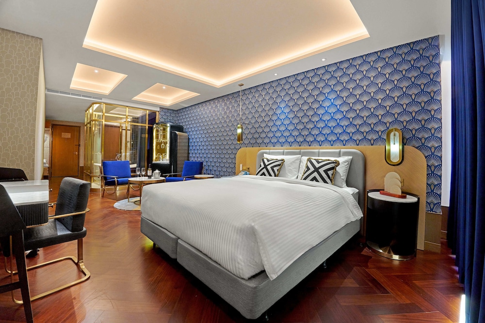 Classic, Queen Bed, Street Level