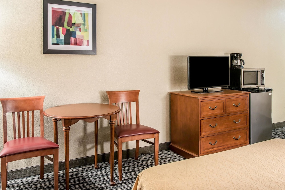 Quality Inn & Suites Livonia - Detroit 29/38