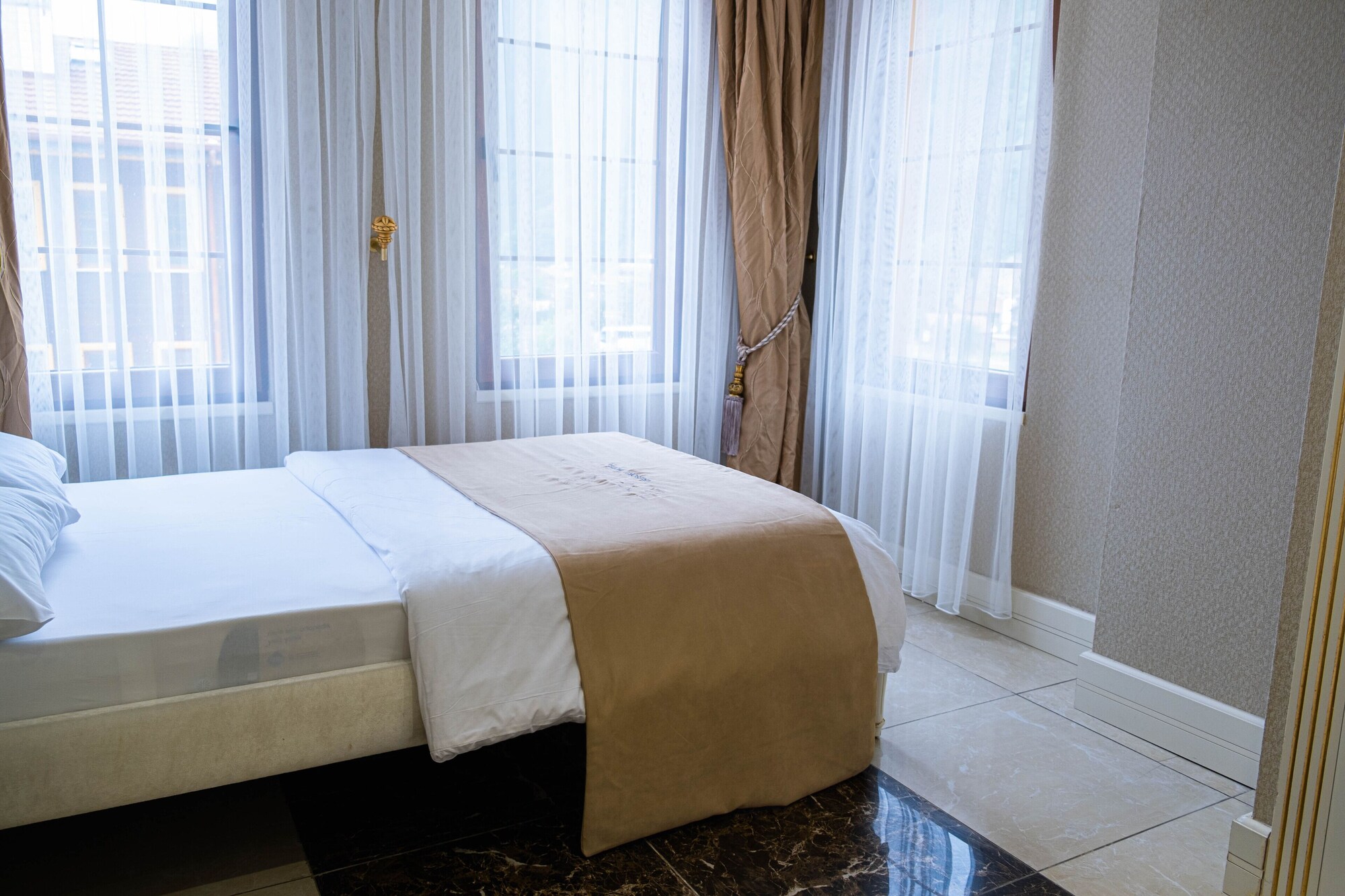 Grand, Suite, 1 King and 1 Single Beds, Valley View