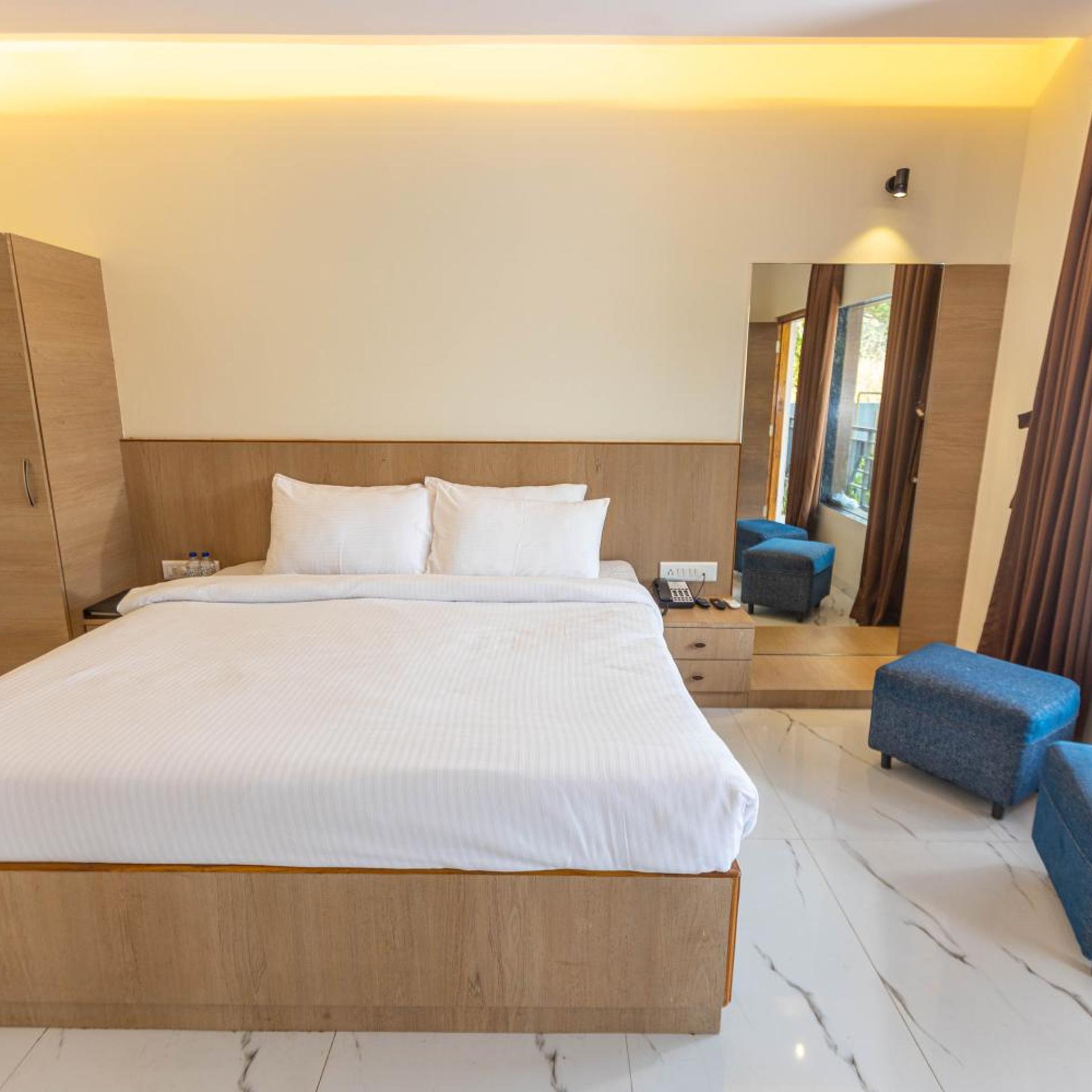 Room, King Bed, Mountain View