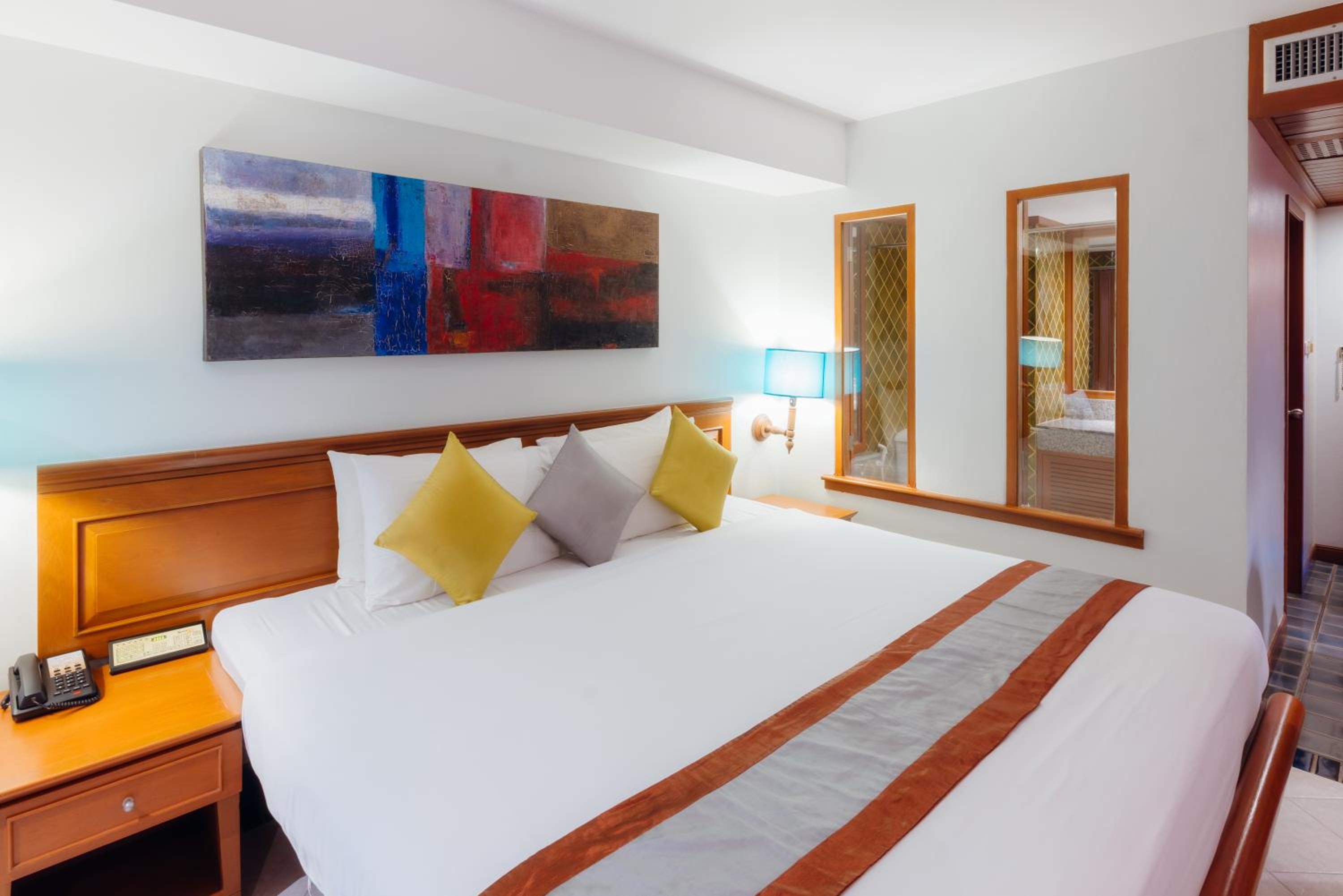 DELUXE, DOUBLE OR TWIN BED, POOL VIEW