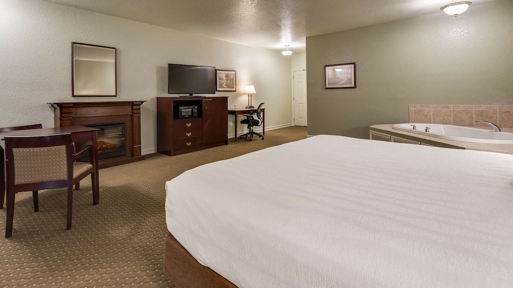 غرفة قياسية بسرير كينج بحوض جاكوزي، Best Western Plus Bayshore Inn 4/9