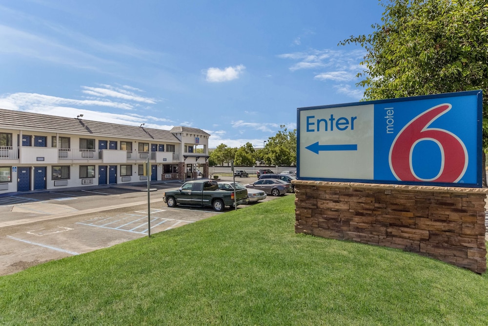 Motel6 Fremont, CA - South 43/57