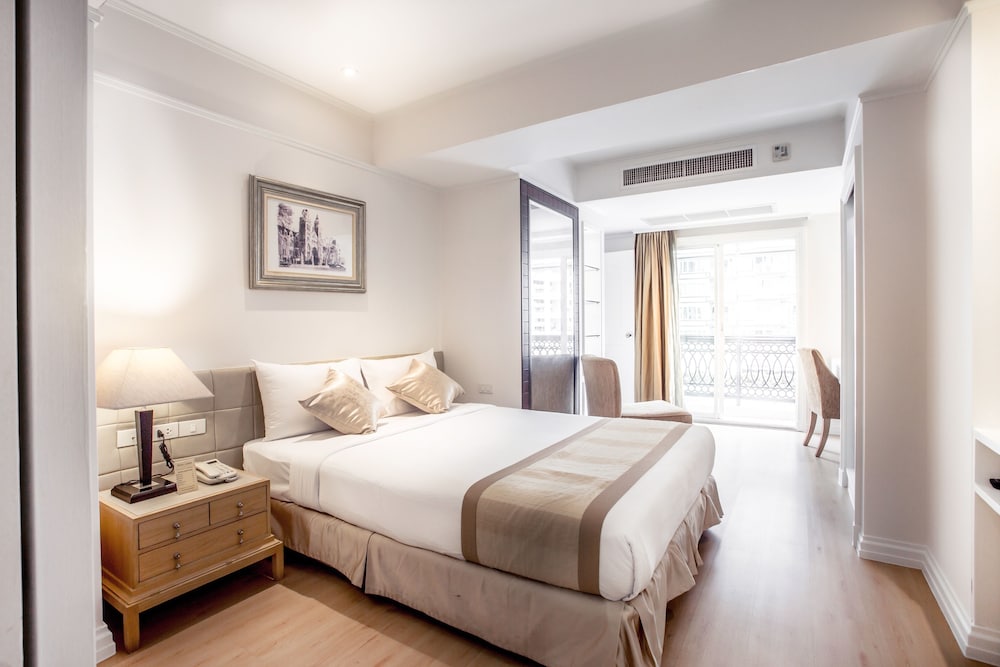 غرفة بسرير كوين بغرفة نوم واحدة