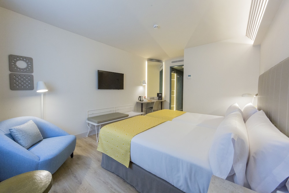ROOM, DOUBLE BED
