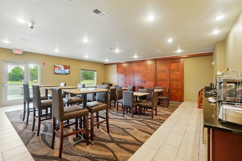 Cobblestone Hotel & Suites - Russells Point at Indian Lake 28/50