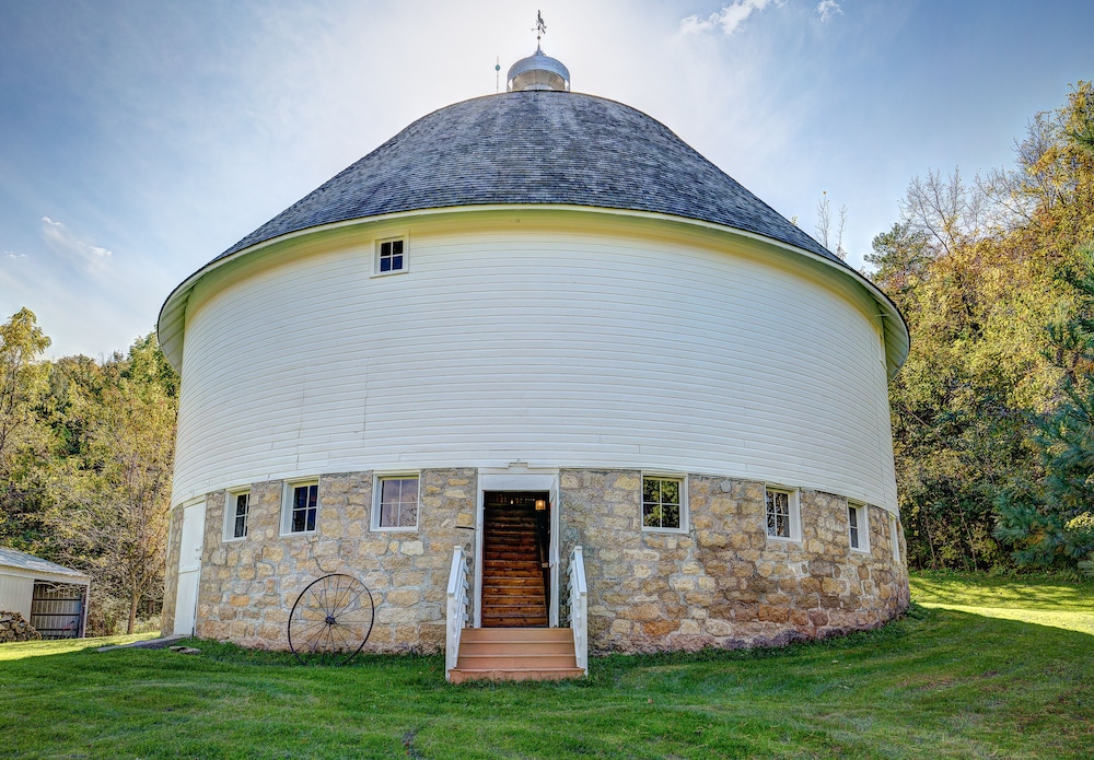 Round Barn Farm B & B Event Center 2/56