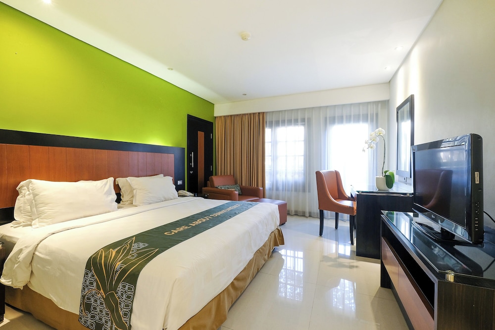 Deluxe, King Bed, Pool Access
