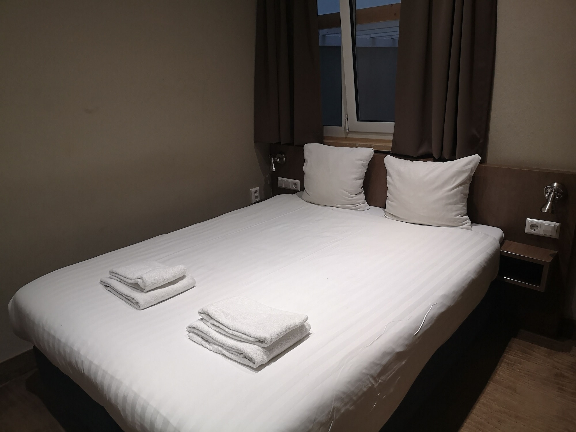 ROOM, DOUBLE BED, NO WINDOW