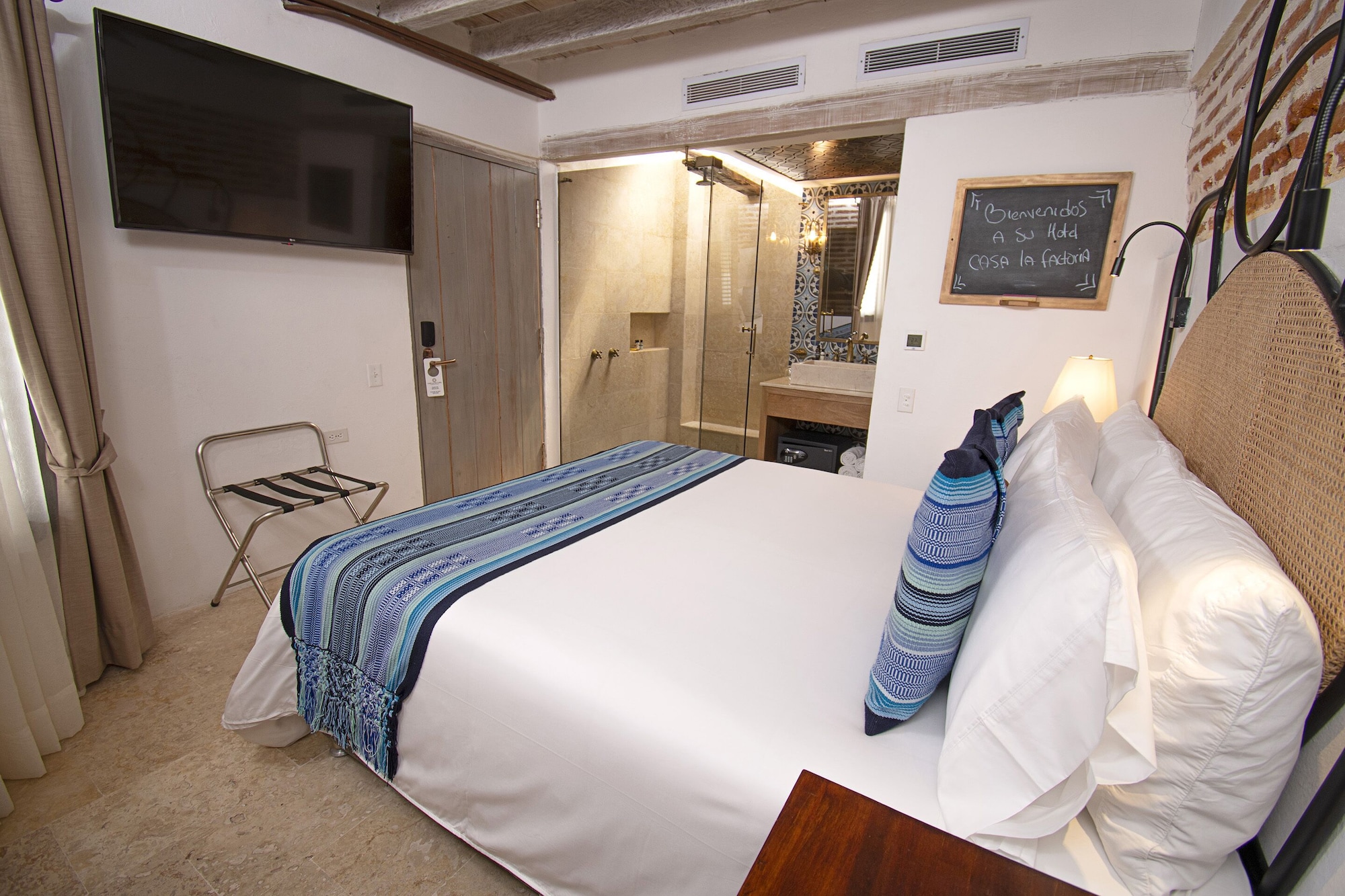 1 Queen Bed